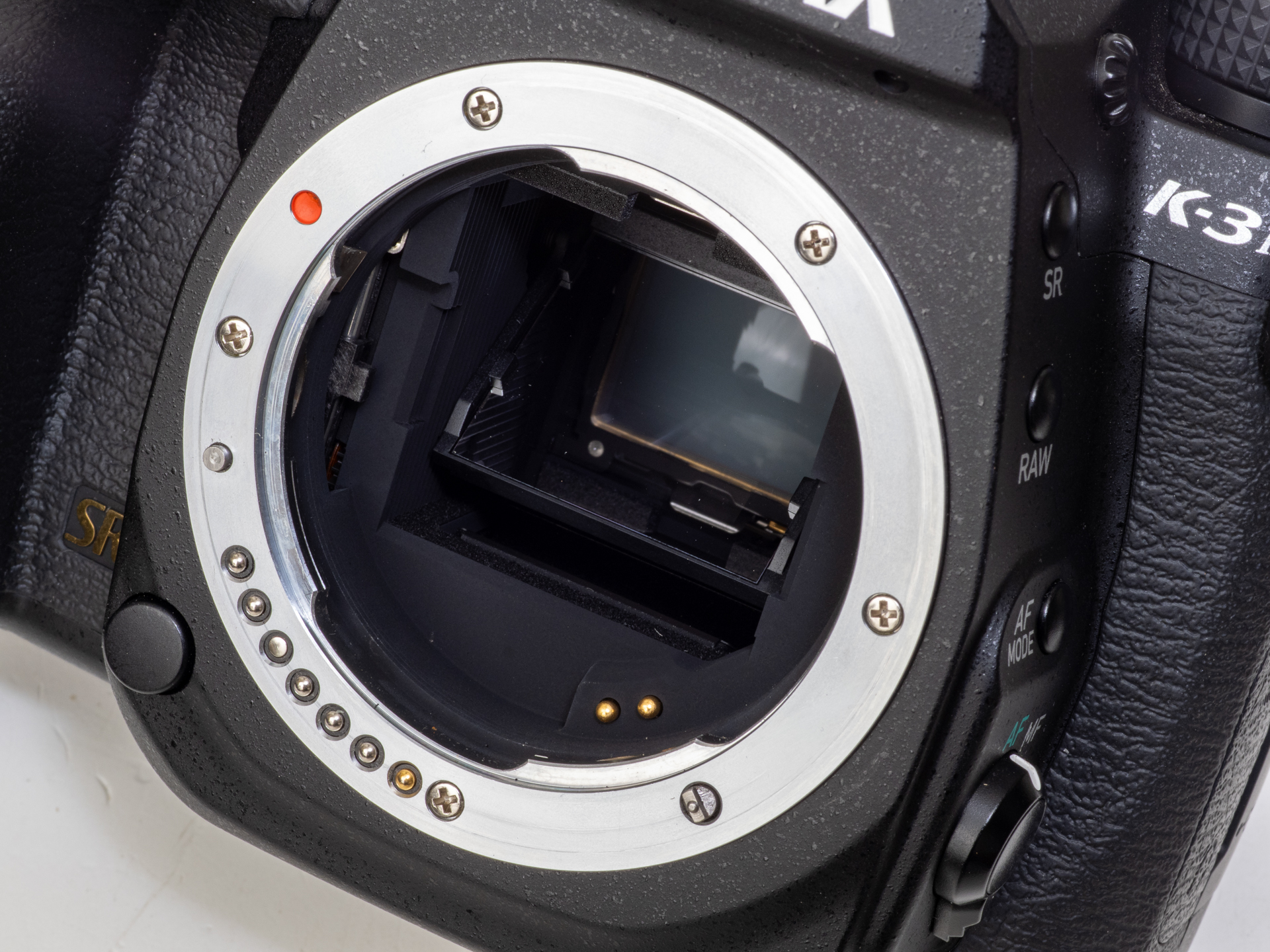 summar2's tweet card. 東京は四谷にあるPENTAXクラブハウスで、ハーフサイズのフィルムコンパクトカメラPENTAX 17で撮り下ろした写真展「記憶の欠片」を開催中の筆者ですが、先日、短い時間ですが在廊しておりましたら、お客さまに今年は「Kマウント50周年」であることを教えていただきました。