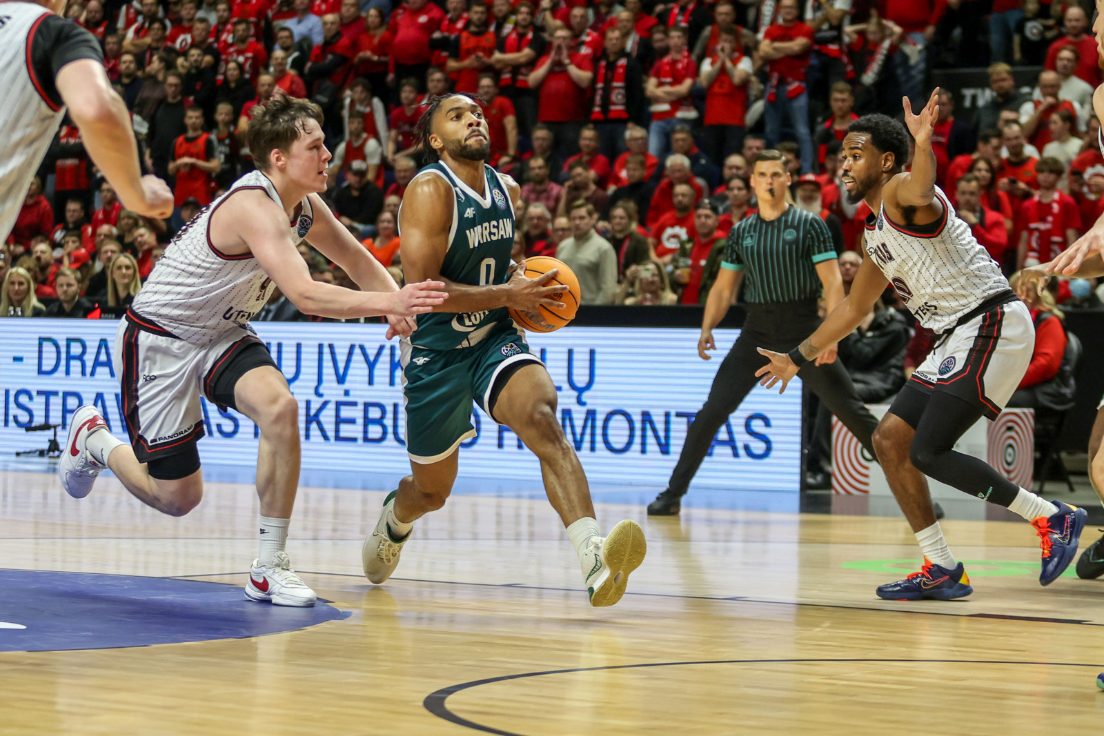 LegiaNet's tweet card. Legia Warszawa rozegrała znakomity mecz w greckim Patras, pokonując miejscowy Promitheas 85:72 i odnosząc drugie zwycięstwo z rzędu w Lidze Mistrzów FIBA.