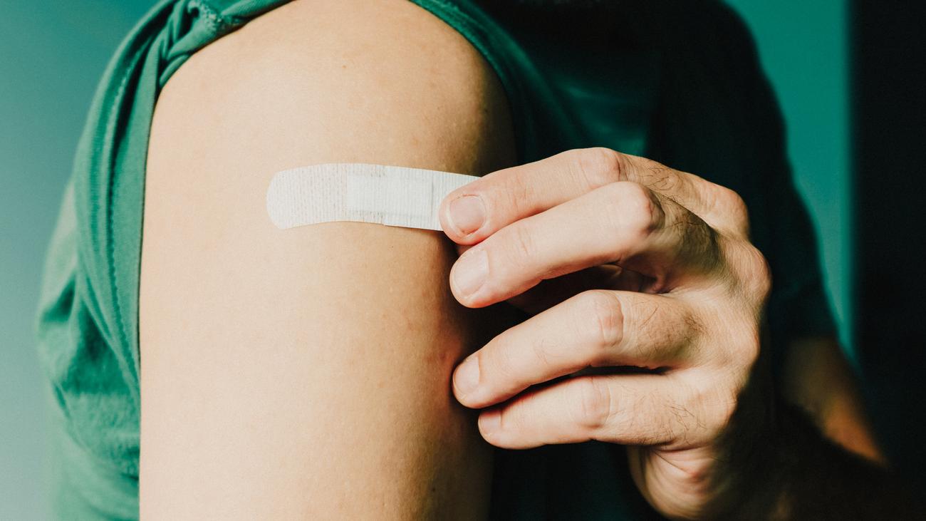 zeitonline's tweet card. Zu träge, nicht gut passend: Aktuelle Grippeimpfstoffe haben Schwächen. Sie könnten bald abgelöst werden, zeigt eine neue Studie. Gut wäre das auch für den Pandemiefall.