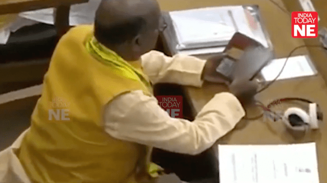 BadinanTv's tweet card. جاداب لالناس، ئەندامێ حزبا دەستهەلات باراتيا جاناتا د روینشتنا پەرلەمانێ هندی دا ئەوا تایبەت لدور گەنگەشەکرنا میزانیێ هاتیە گرێدان، مژیلی بەرێخودانا ڤیدیویێن پوڕنە (سێکسی) یە. پشتی بەلاڤ بونا ڤێ...