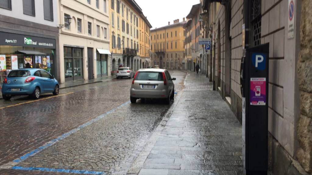 MonikaBaaima's tweet card. Bergamo ligt midden in het zwaar getroffen Lombardije en de stad zit potdicht. Drie Nederlandse inwoners verbazen zich over de aanpak .