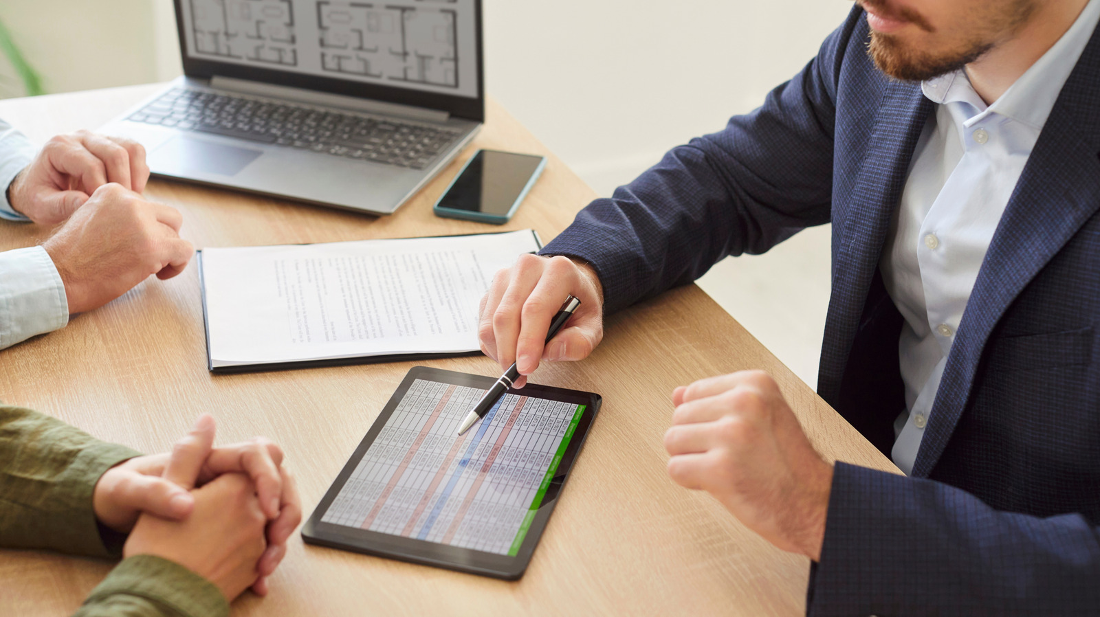 slashgear's tweet card. There are ways to turn your tablet into a laptop thanks to certain gadgets.