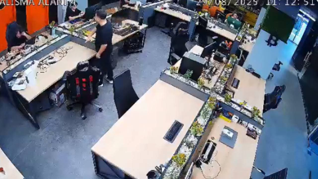 AsianetNewsSN's tweet card. ಐಟಿ ಕಂಪನಿಯ ಸಿಇಒ, ಉದ್ಯೋಗಿಯೊಬ್ಬರ ಮೇಲೆ ಹೂಕುಂಡ ಎಸೆದ ಘಟನೆ ಸಾಮಾಜಿಕ ಜಾಲತಾಣದಲ್ಲಿ ವೈರಲ್ ಆಗಿದೆ. ಈ ಘಟನೆಗೆ ಸಂಬಂಧಿಸಿದಂತೆ ಸಿಇಒ ಸ್ಪಷ್ಟನೆ ನೀಡಿದ್ದು, ಕೋಪದ ಕ್ಷಣದಲ್ಲಿ ಹೂಕುಂಡವಲ್ಲ, ಹೂವಿನ ಗಿಡವನ್ನು ಕಿತ್ತು ಎಸೆದಿದ್ದಾಗಿ...