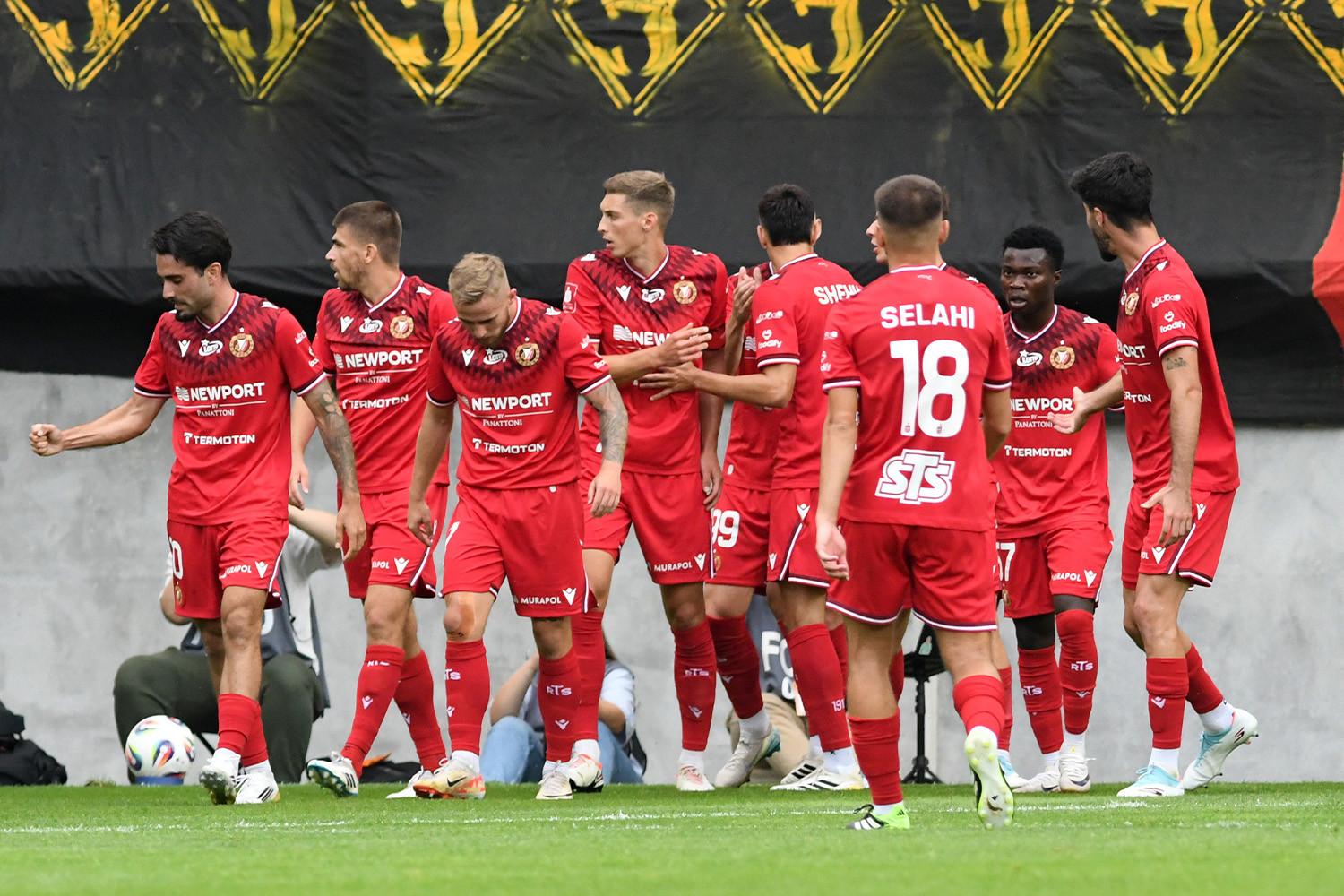 Transferyinfo's tweet card. Widzew Łódź zmieni trener? Są ku temu przesłanki, o czym informuje Tomasz Włodarczyk z Meczyki.pl. Posada Željko Sopicia wisi na włosku, a czterokrotny mistrz kraju szuka kogoś, kto zastąpi Chorwata.