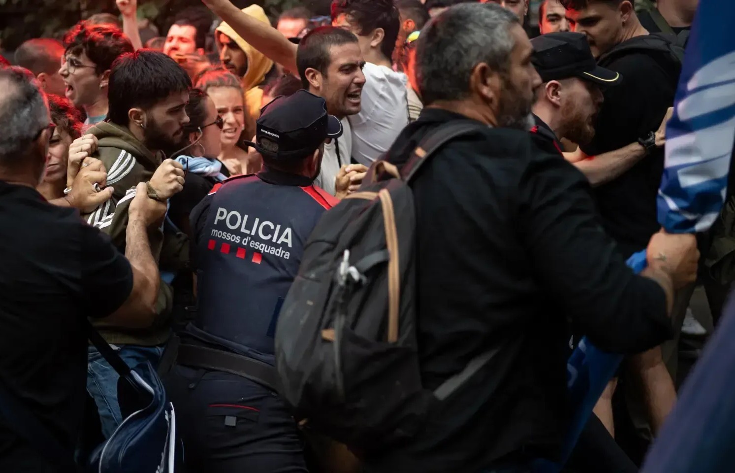 HoritzoS's tweet card. Gairebé un any després d’aquesta concentració, un militant del Moviment Socialista és sancionat amb una multa com a organitzador. El militant A.O., és denunciat per un agent dels Mossos d’Esquadra...