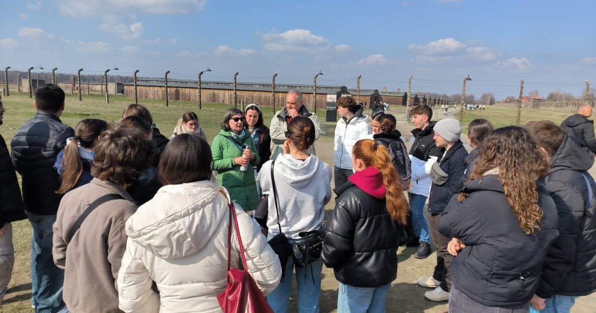 jesuitesFP's tweet card. Des de ja fa uns anys oferim als alumnes d'Estudis Professionals l’Experiència Auschwitz "L'altre en la meva vida" ,com una proposta Pastoral de Jesuïtes Educació.Enguany han participat d'aquesta...