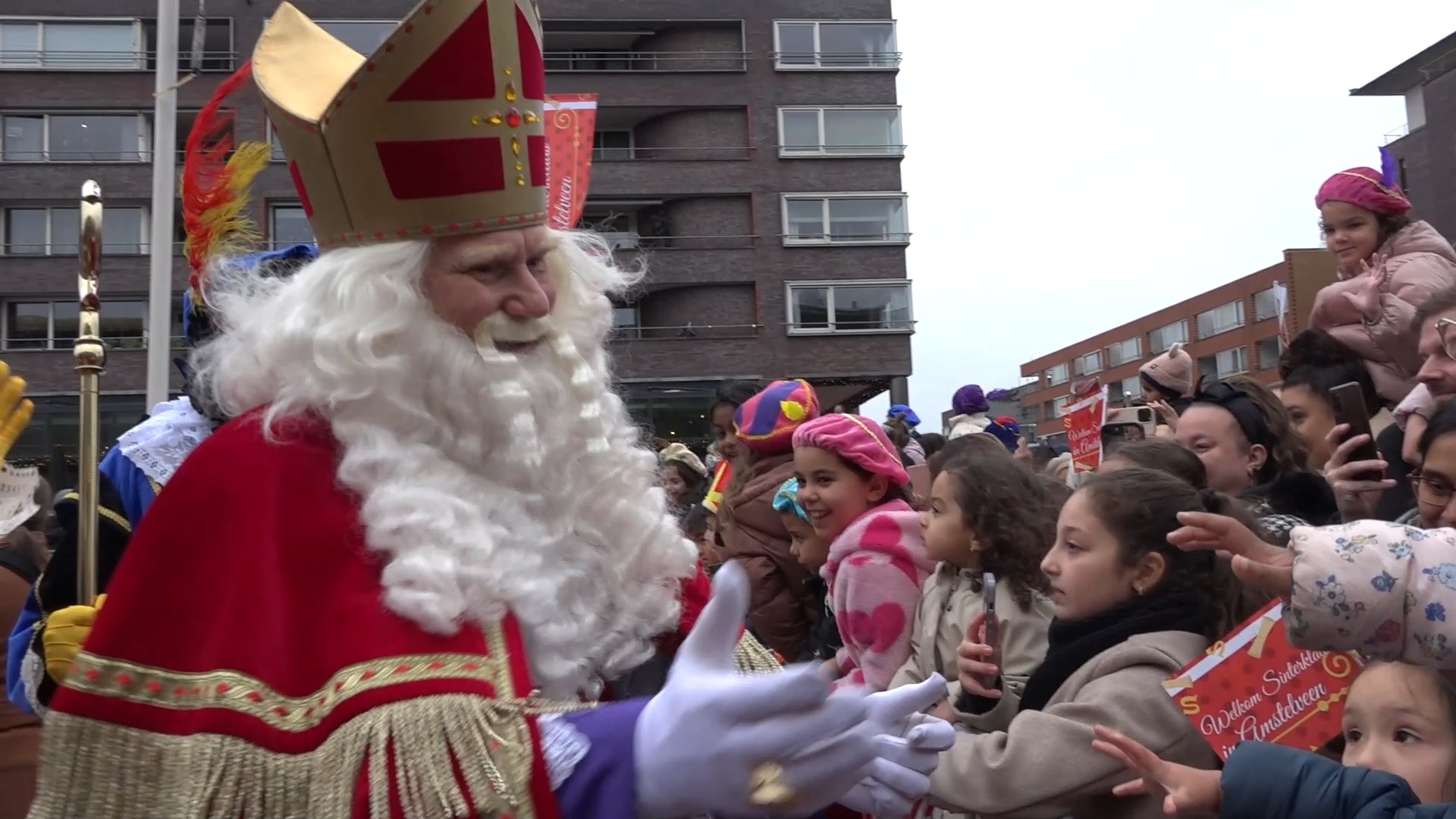 1Amstelveen_'s tweet card. Sinterklaas komt dit jaar op zaterdag 15 november aan in Amstelveen. De goedheiligman trekt samen met zijn Pieten in een vrolijke stoet door de stad, met