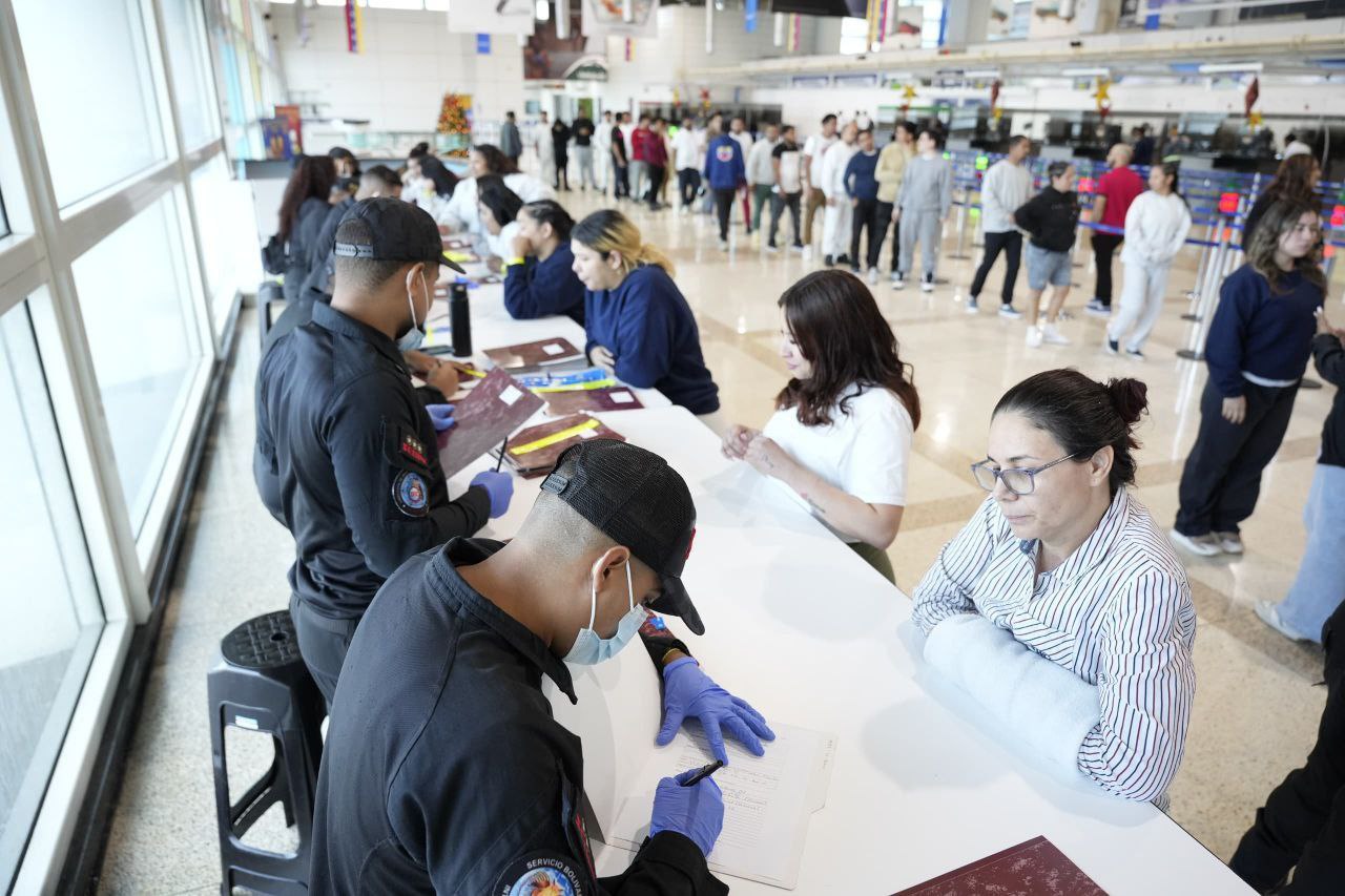 VersionFinal's tweet card. El vuelo número 88 del plan vuelta a la patria concluyó con el retorno de 167 venezolanos al país, entre ellos, varios menores de edad.