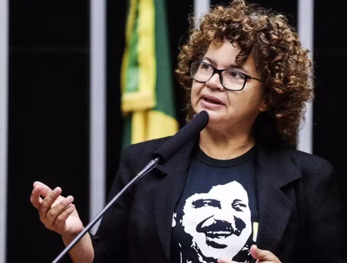 sttefanicosta's tweet card. Compartilhe essa publicação Facebook Whatsapp Pinterest Twitter Telegram Linkedin Trello Outlook Gmail Copy Ainda jovem, Angela Mendes passou a acompanhar o pai, o seringueiro, sindicalista e...