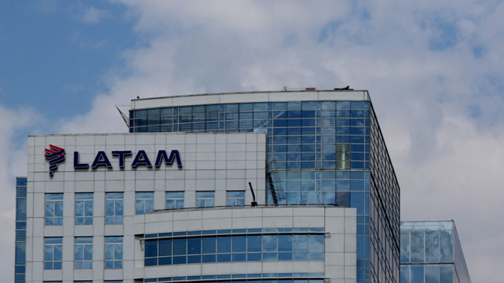 PostaAero's tweet card. La compañía ha debido suspender una serie de vuelos programados entre hoy y el 17 de noviembre.