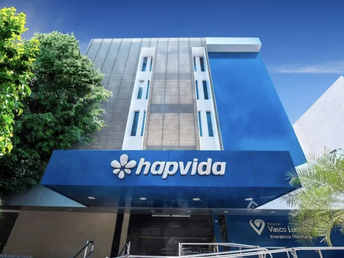 BRstockguide_'s tweet card. Hapvida (HAPV3) reported a R$57M loss in 3Q25 but achieved R$338M in adjusted profit due to reversals and financial income. Medical loss ratio rose to 75.2% amid expansion and high utilization.