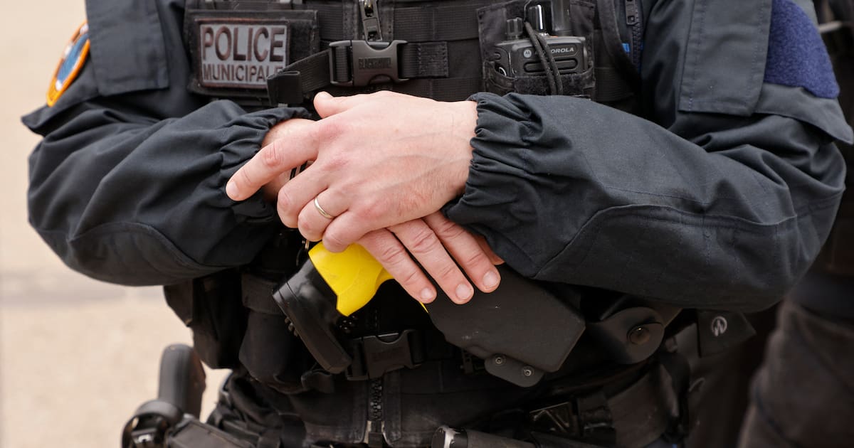 larevuecrap's tweet card. Un contrôle routier a dérapé dans la ville normande quand des agents, agressés en premier lieu, ont accidentellement brûlé le haut du corps d’un jeune homme en utilisant sur lui les deux armes en...