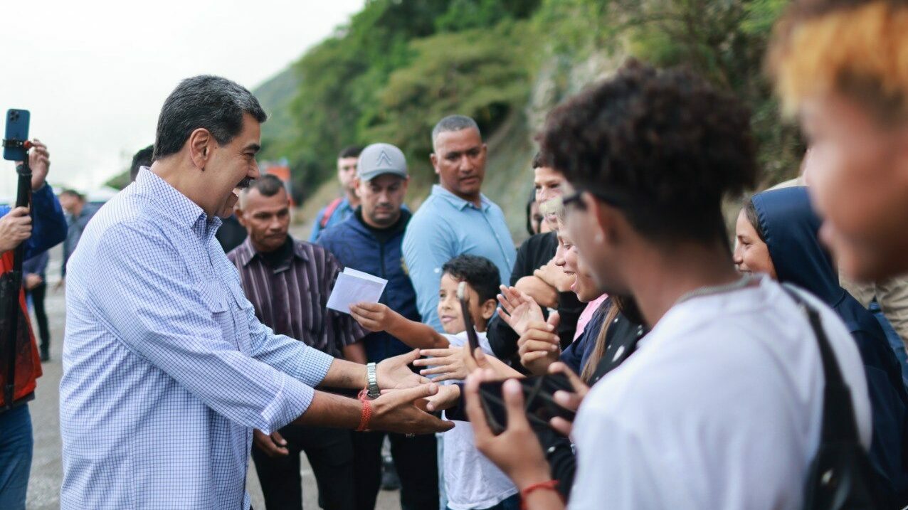 Bravo_Diego99's tweet card. "Para el pueblo y con el pueblo póngamela como me la ponga, es el Poder Popular el que está mandando en Venezuela", dijo Maduro.