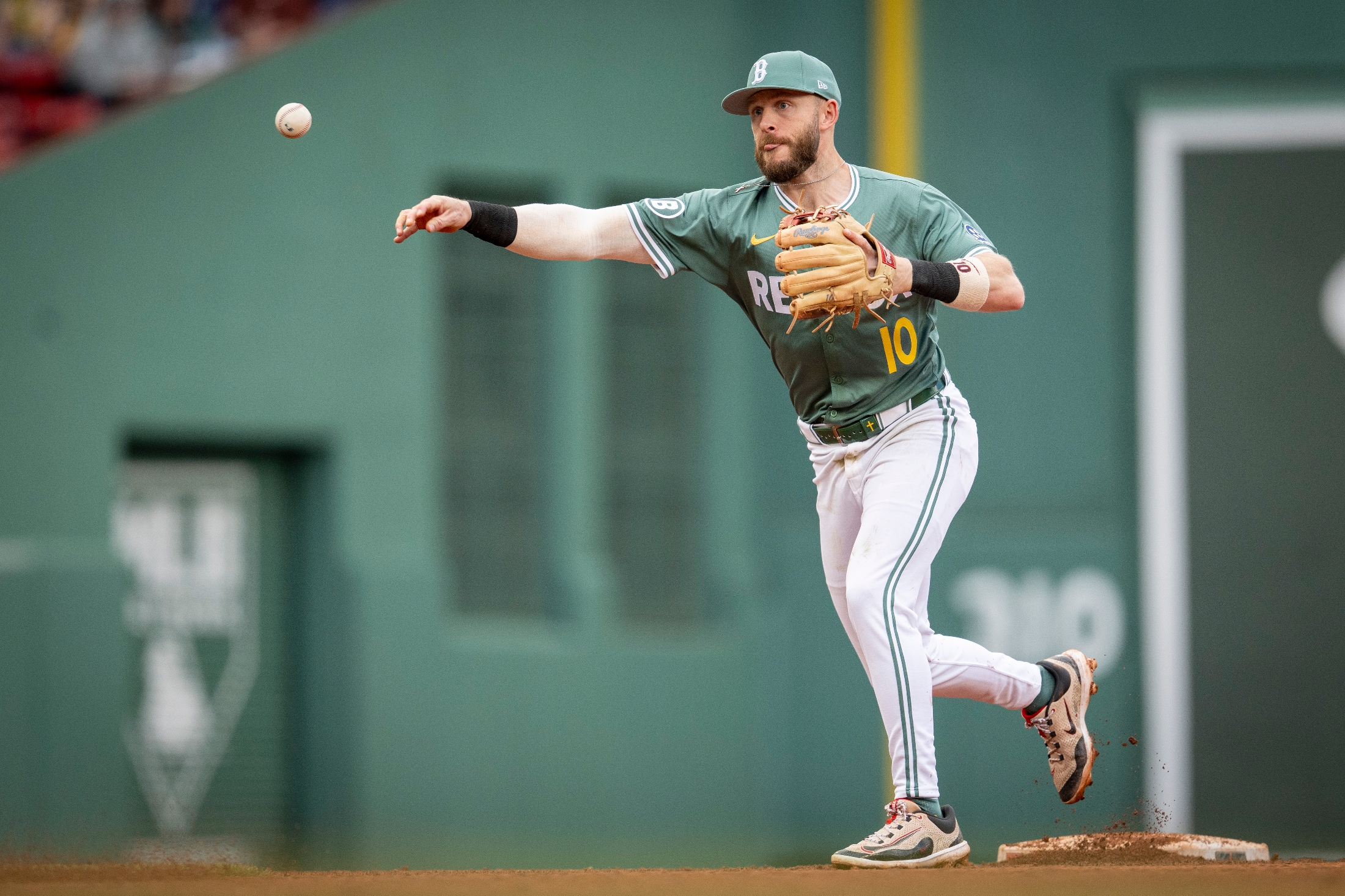 redsharp55's tweet card. トレバー・ストーリーはフリーエージェントとなる選択をしなかった。 ストーリーはボストン・レッドソックスとの残り2年の保証年俸を受け取ることにした。契約は2026年が2500万ドル（1ドル154円換