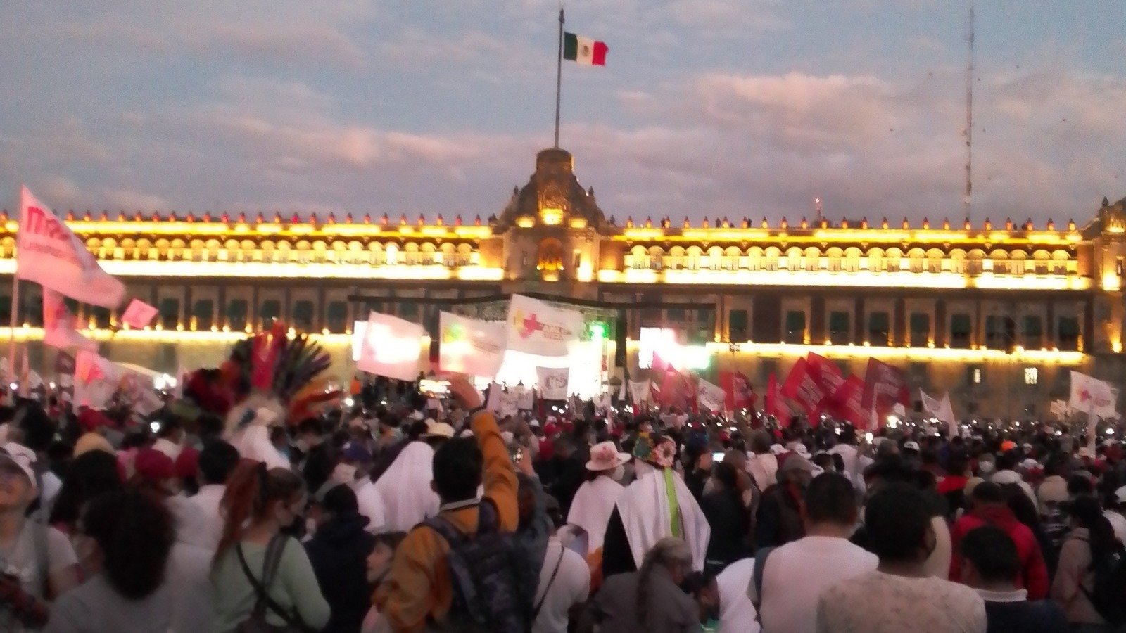 omar_cme's tweet card. A congresistas federales de oposición ,voten a favor de la Reforma Eléctrica de AMLO.