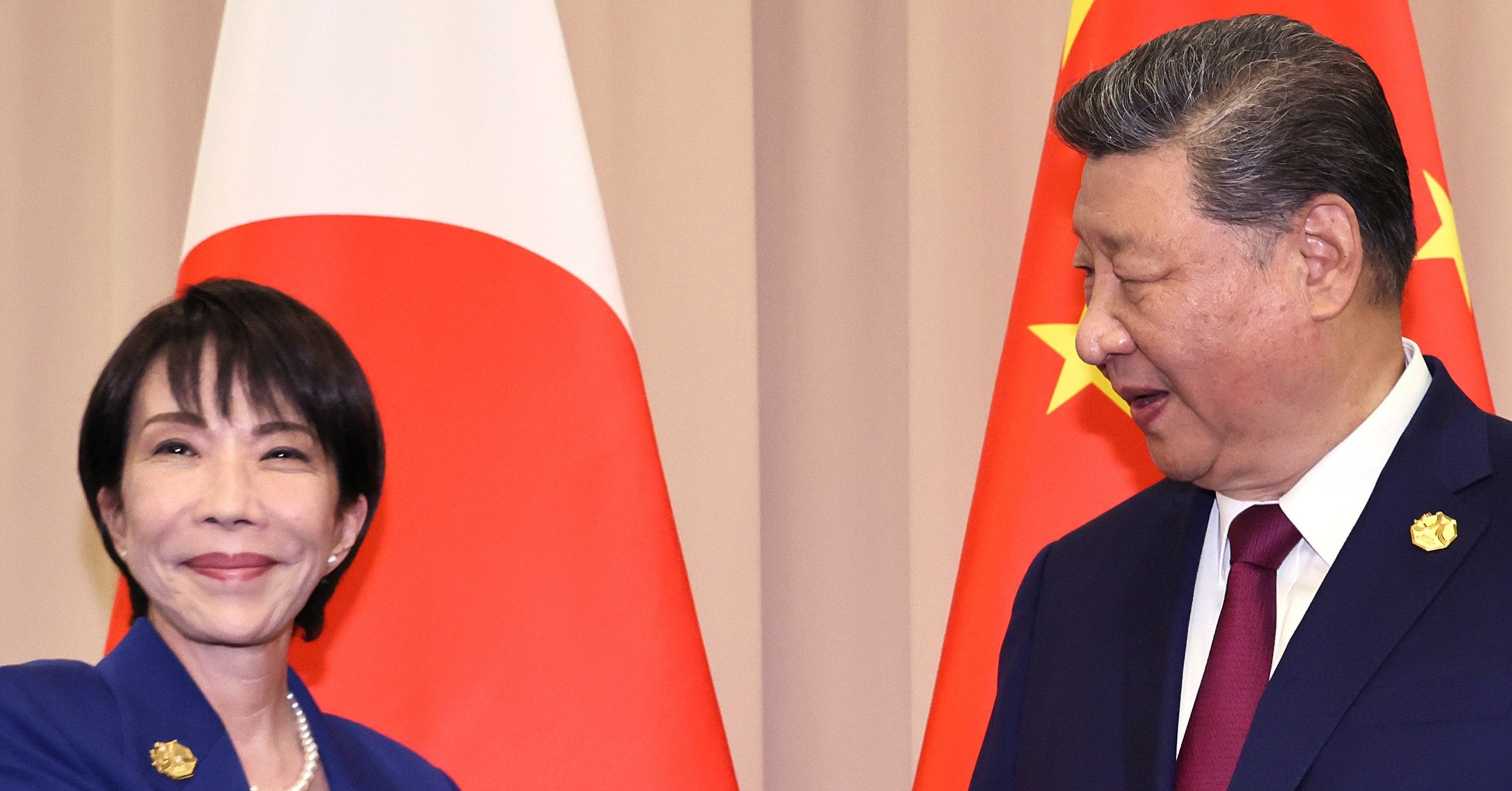 vplusasia's tweet card. 「台湾有事での集団的自衛権行使に賛成48％」──。共同通信の世論調査に対し、「戦争を煽るな」とネット上で批判が殺到している。なぜマスコミは、日中関係の緊張を高めるような“勇ましい”報道を繰り返すのか？ 実はその背景には、戦前の歴史も証明する、メディア業界にとっての「禁断の果実」と呼ぶべき衝撃の理由が存在した。大衆を熱狂させ、国を誤った方向へ導きかねない、報道の裏にある“ある構造”を暴く。