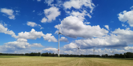 VQuaschning's tweet card. Bonn – Der deutsche Windenergiemarkt bleibt weiter auf Wachstumskurs. In den ersten acht Monaten 2025 wurden brutto knapp 3.000 MW (Jan–Aug 2024: 2.500 MW) neue Windkraftleistung errichtet. Die...