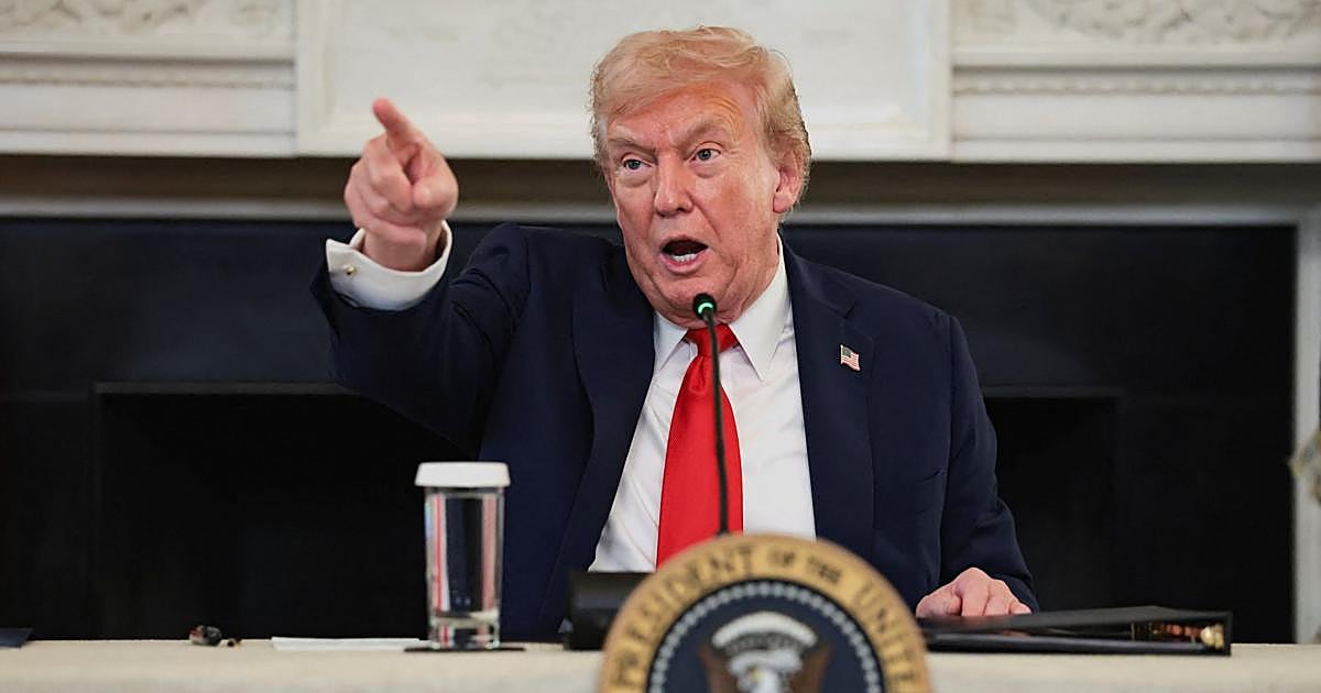 alandete's tweet card. Un asesor de Trump le dice que debe mirar en España quienes son los que pertenecen a estos colectivos