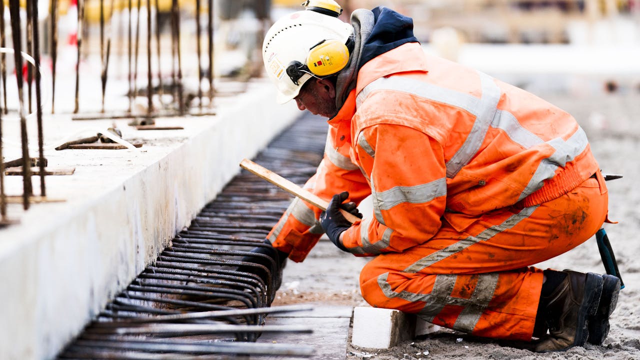 ooosting's tweet card. De bouwproductie zal met 15% dalen en in de komende twee jaar gaan 40.000 voltijdbanen verloren, verwacht het Economisch Instituut voor de Bouw.