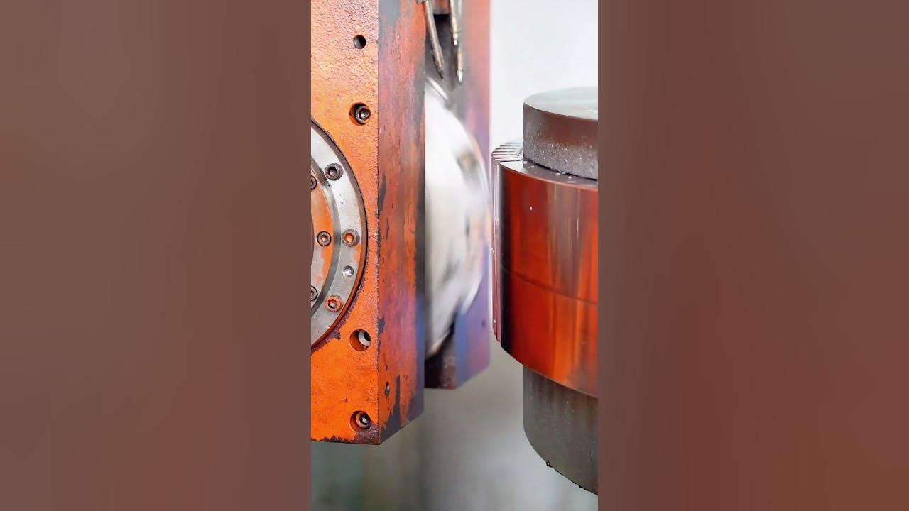 WeijunJin3's tweet card. Large high precision gear are being hobbing. #gear #machinery...