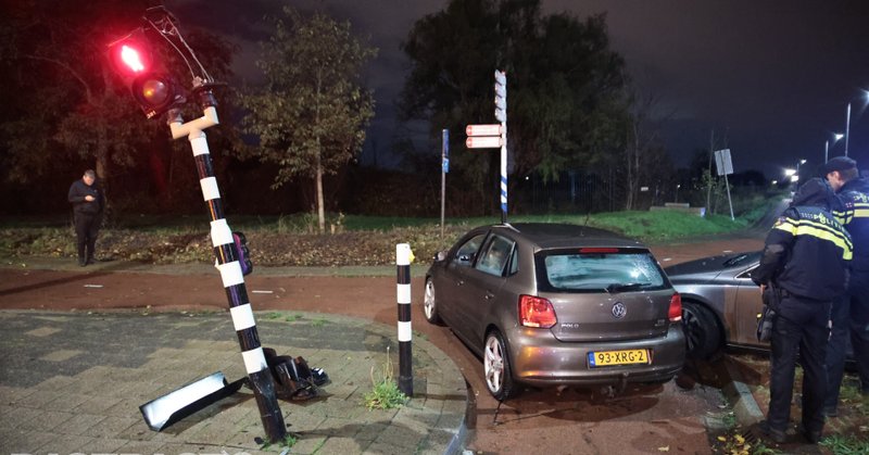 Verkeerslicht omver gereden door auto