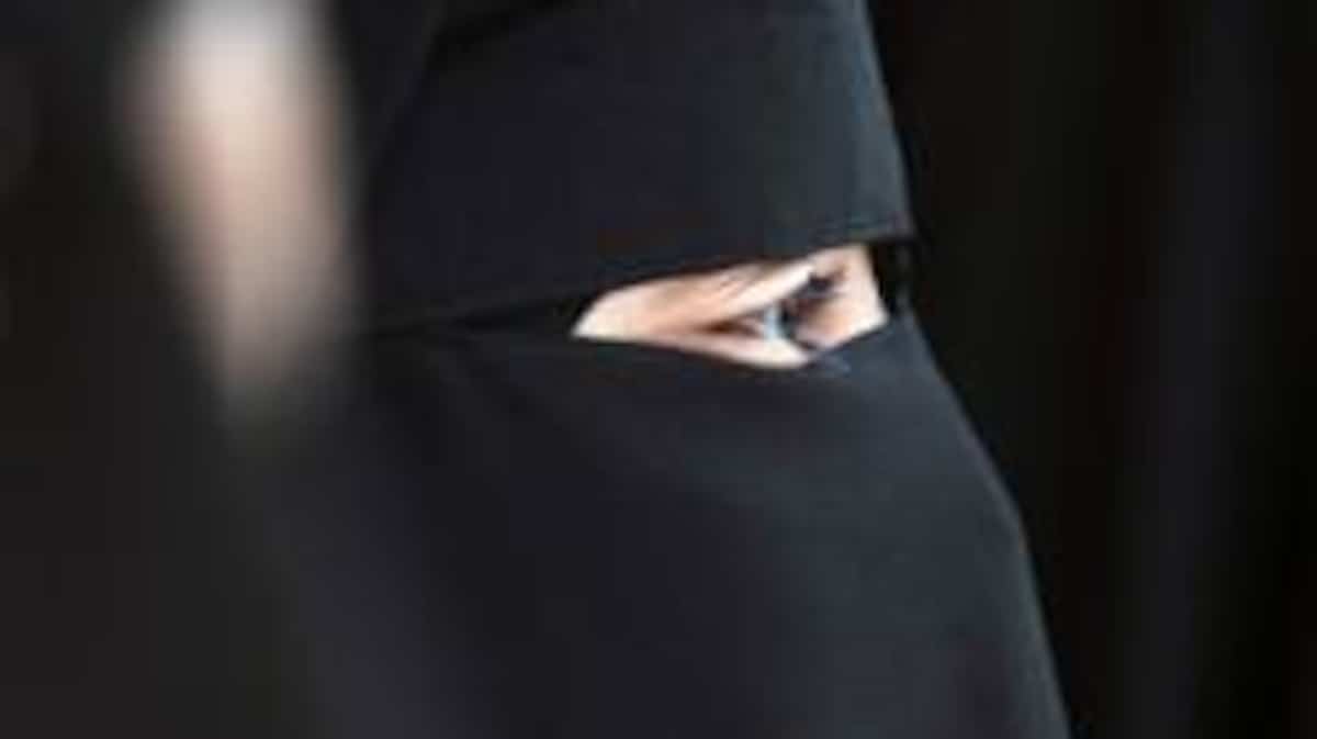 MarieRose42's tweet card. Fini les locaux de prière et le voile intégral dans les cégeps et universités, mais les vêtements couvrant le visage ne seront pas bannis dans la rue