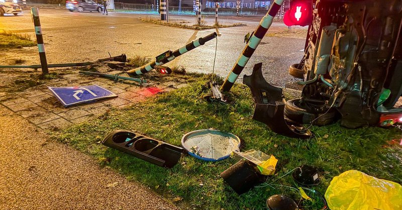 Auto vliegt uit de bocht op Auke Vleerstraat in Enschede en richt ravage aan