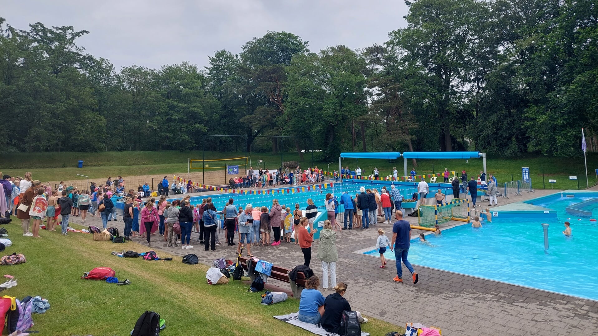 HRossingh's tweet card. GIETEN – De Combinatie Oostermoer (Oostermoer Gieterveen, Obs J. Emmens en Dkc ’t Kompas uit Gasselternijveen) heeft de wisselbeker van de jaarlijkse schoolzwemkampioenschappen van Aa en Hunze...