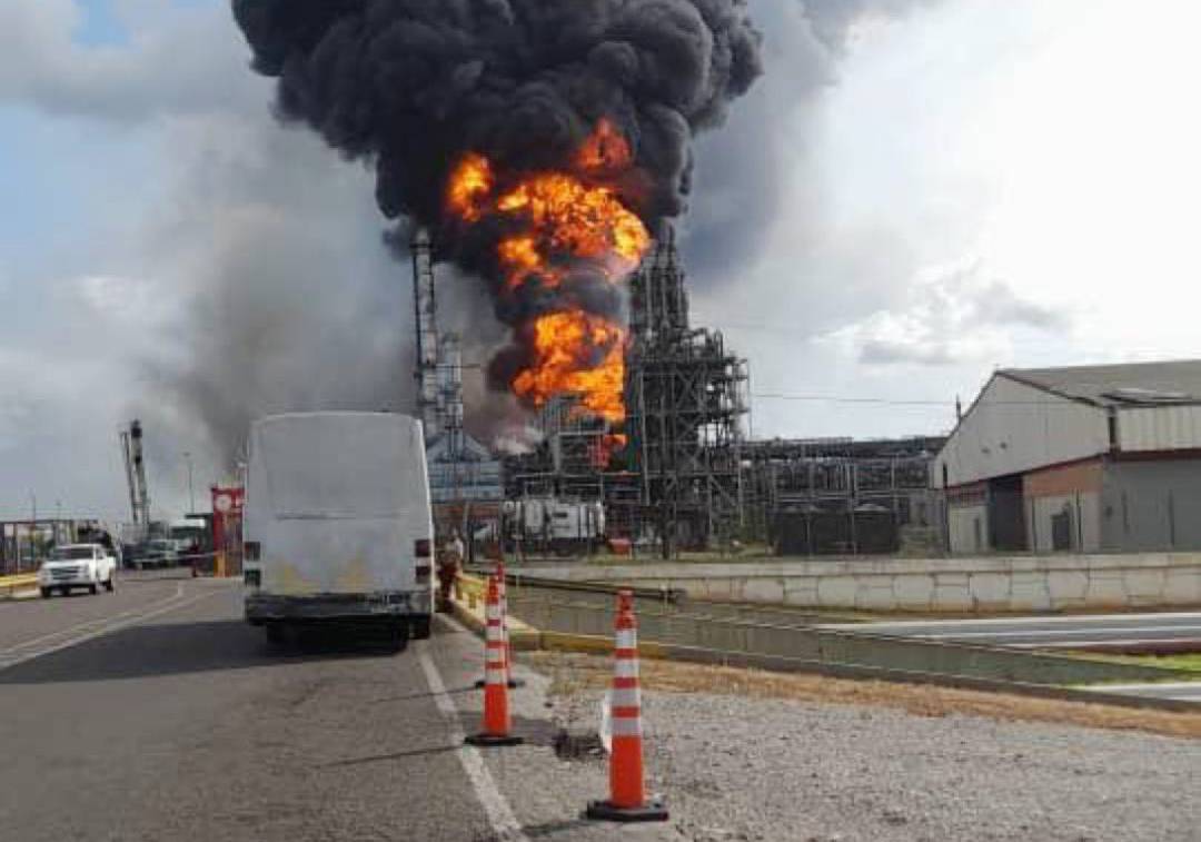 VersionFinal's tweet card. Medios de comunicación reportaron la tarde de este miércoles una explosión y posterior incendio en la planta de nafta Petrocedeño ubicada en el Criogénico