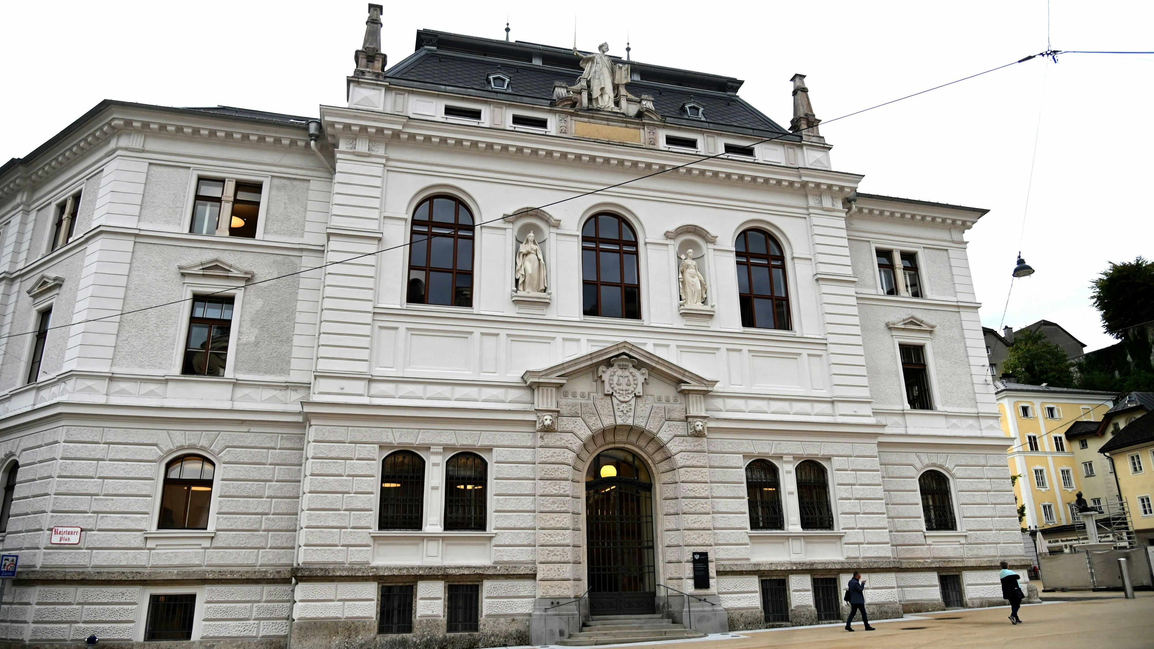 staatsversagen's tweet card. Ein 22-jähriger Afghane muss sich ab Mittwoch vor Geschworenen verantworten. Er soll als IS-Schläfer in Salzburg bereitgestanden haben.