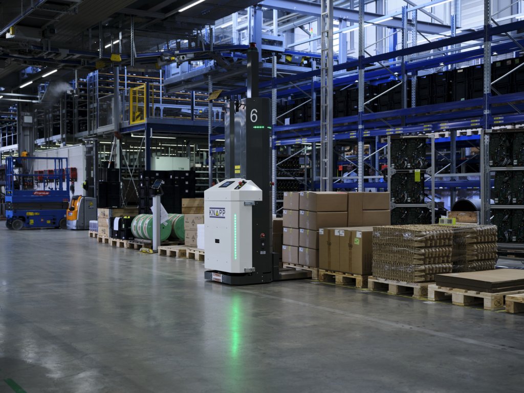 KNAPP_AG_de's tweet card. Fronius opts for Open Shuttles in manufacturing and automates pallet transport for production supply using AMRs by KNAPP.