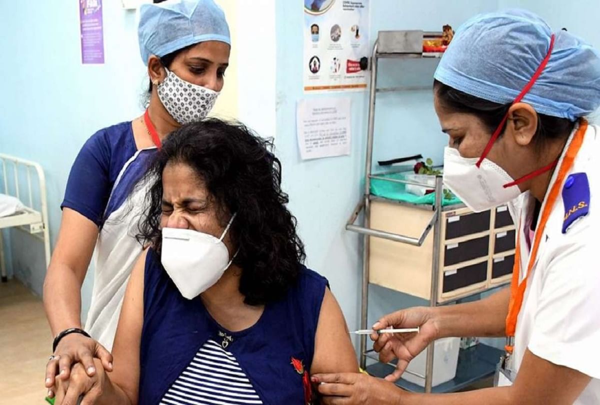 AmarUjalaNews's tweet card. मुंबई के कांदीवली इलाके की एक हाउसिंग सोसायटी में रहने वाले लोगों ने वैक्सीनेशन स्कैम का शिकार होने का आरोप लगाया है।