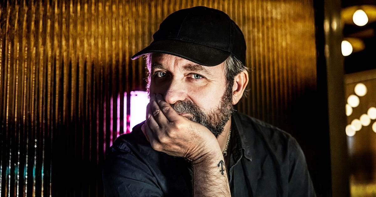 johankellman's tweet card. Lukas Moodysson är aktuell med sin första diktsamling på nästan 20 år. DN möter honom i ett samtal om humor och döden.