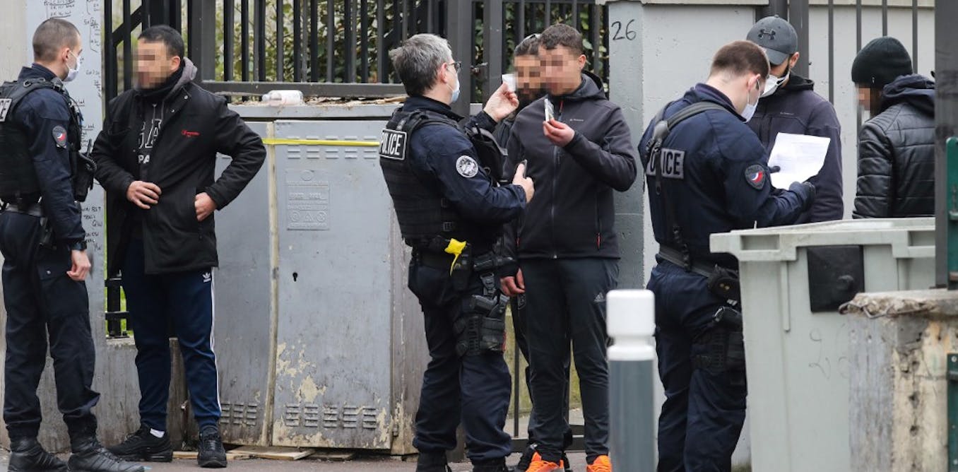 Psycscience's tweet card. L’enquête présentée par le ministère de l’Intérieur sur la bonne image qu’ont les Français de la police déroge aux standards méthodologiques admis par la communauté scientifique.