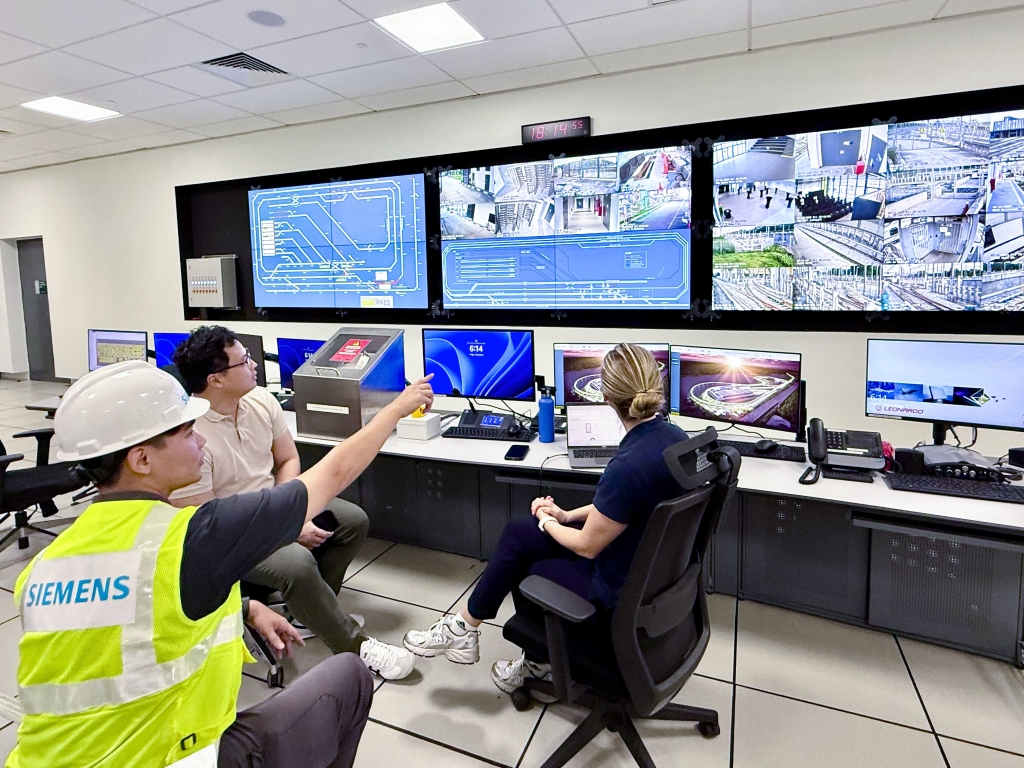transport_urban's tweet card. Siemens Mobility carries out the world’s first live demonstration of metro operations with Signaling X at the Singapore Rail Test Center (SRTC), in front of mass transit operators and journalists...