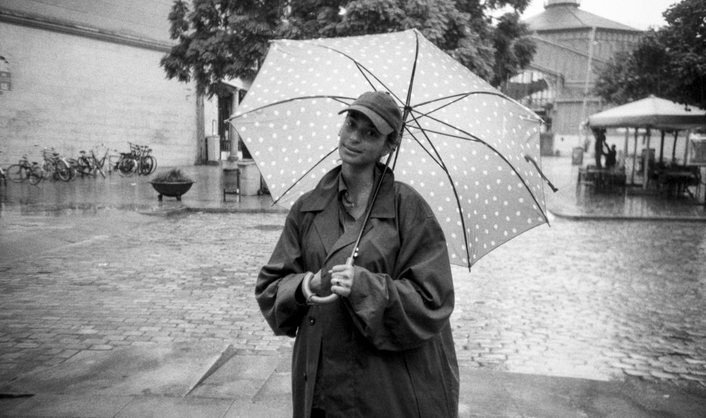 pocallum's tweet card. Descobreix les imatges captades durant el taller de revelat en blanc i negre a la Lomography Embassy Store de Barcelona. Viu l'experiència d'alumnes apassionats fotografiant sota la pluja al barri...