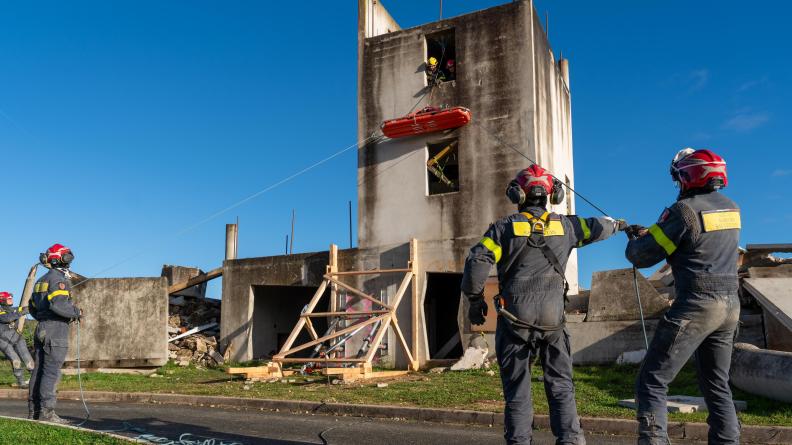 armeedeterre's tweet card. Le 7e régiment d’instruction et d’intervention de la sécurité civile (7e RIISC) s'est déployé sur le camp d’entraînement de Sancoins (Cher) afin de préparer la reclassification de ses équipes de...