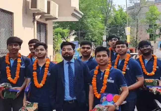 sandeshwahakweb's tweet card. लखनऊ के होनहार छात्र श्रेयस लोहिया ने JEE एडवांस 2025 में ऑल इंडिया 68वीं रैंक हासिल कर अपने परिवार, शिक्षकों और पूरे शहर का नाम रोशन किया