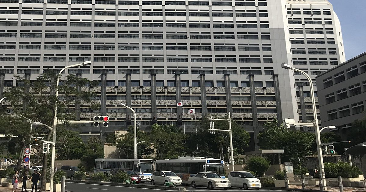 m_k_n_naka_jw2's tweet card. 　沖縄県企業局によると24日午前9時45分現在、沖縄本島北部で送水管の漏水が発生し、本島全域で断水が発生する見込み。24日午前、大宜味村の県道9号沿いで地面の陥没と、埋没送水管の漏水を確認した。県企業局によると、老朽化が […]