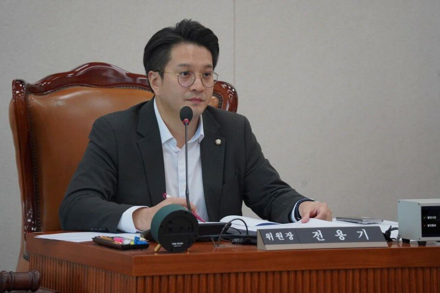 elzqrr's tweet card. [이슈] 전용기 "티응갤, 팀 명분으로 개인을 공격... 팬심 아닌 폭력"