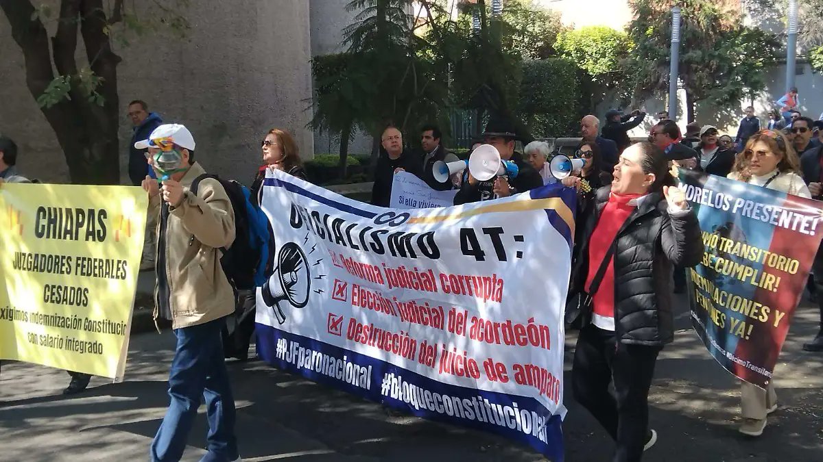 elsolde_mexico's tweet card. Trabajadores del PJF acusaron que los integrantes del Órgano de Administración Judicial se escaparon para no atenderlos