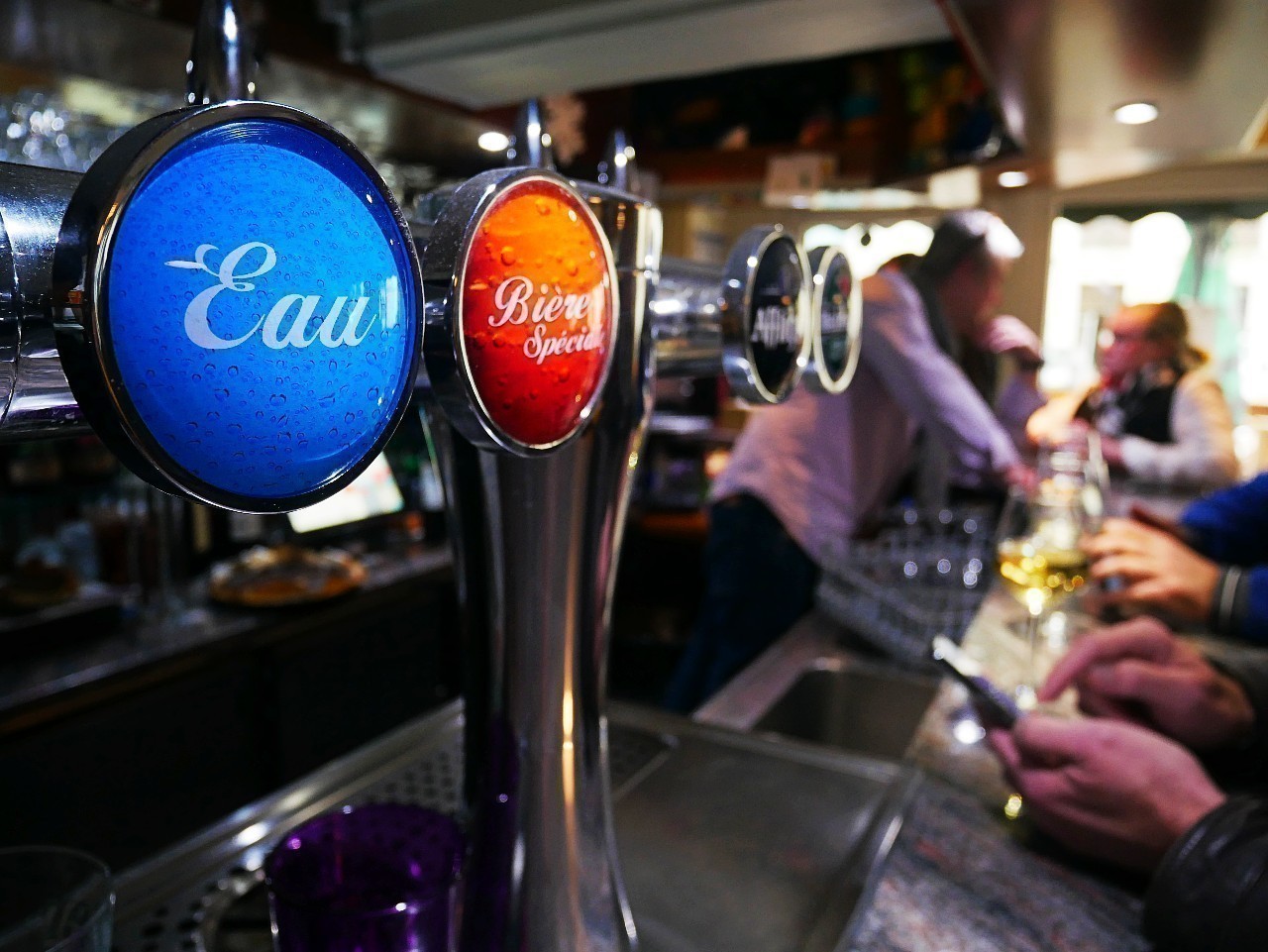 EnquetesActu's tweet card. Les cafés et bars ont joué un rôle essentiel dans l’avènement de la République. Aujourd’hui encore, ils sont nécessaires à la vitalité démocratique. Plus que les réseaux sociaux ?