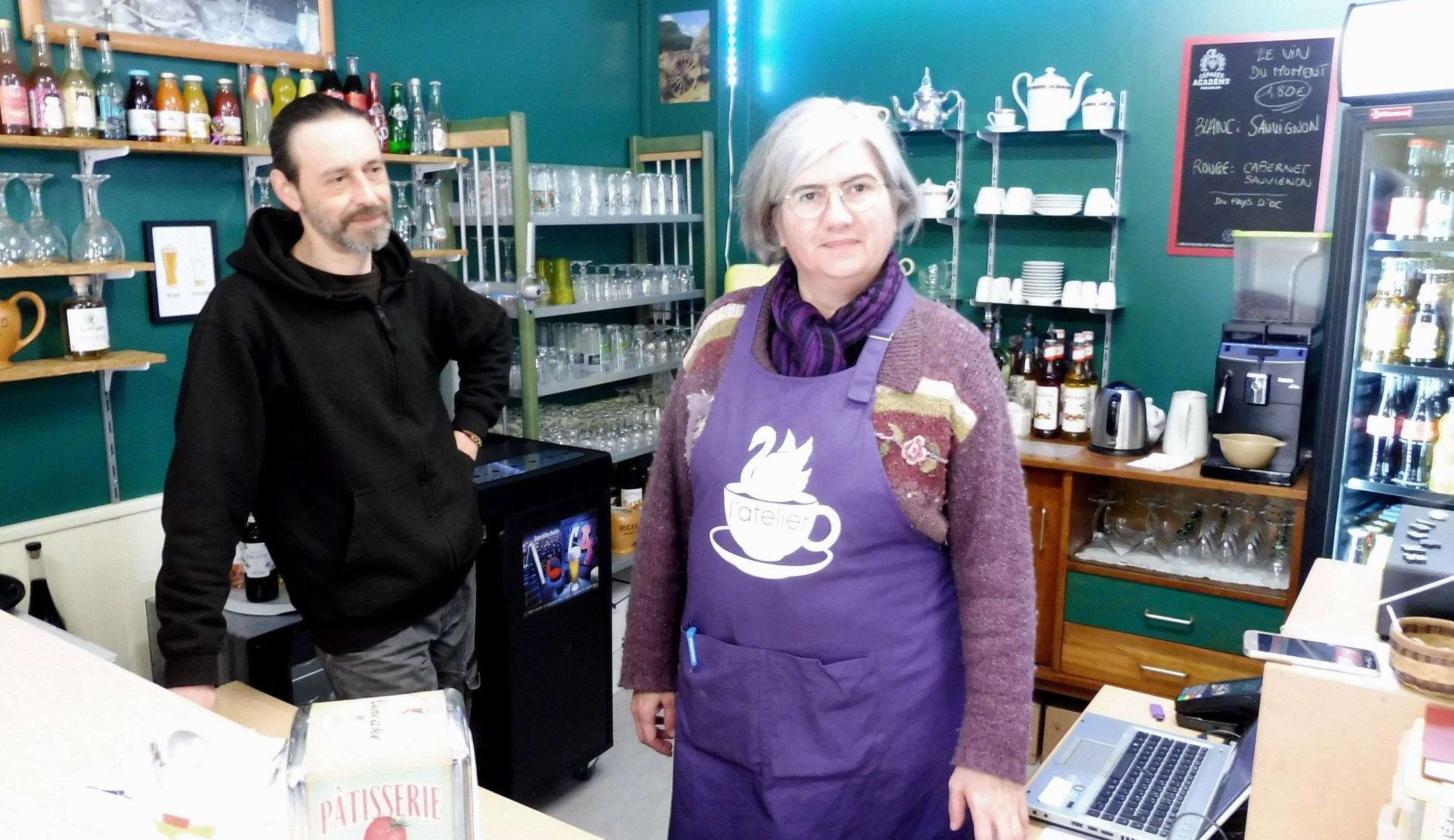 1000_cafes's tweet card. Marie Avril est secondée bénévolement par Olivier Dalle.