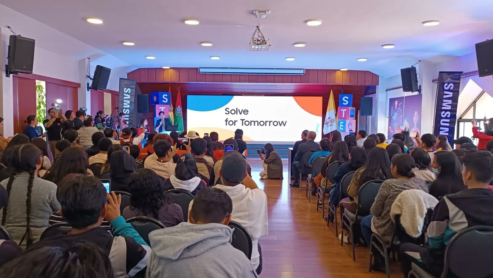 BoliviaNueva1's tweet card. Samsung Bolivia presentó a los cinco equipos finalistas de Solve for Tomorrow 2025, con proyectos tecnológicos enfocados en innovación social, medioambiente y desarrollo sostenible.