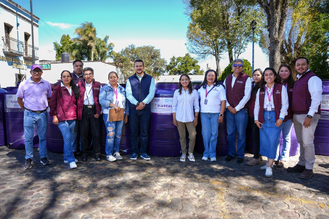 IQpoliticoMx's tweet card. Con la entrega de tinacos en Apetatitlán, se eleva la calidad de vida y brinda mayor seguridad hídrica a familias con rezagos Redacción | Tl...