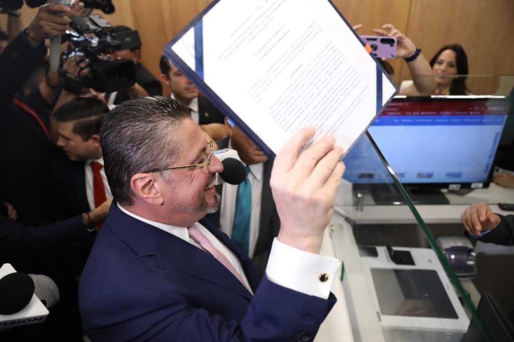 barradeprensa's tweet card. Proyecto impondría una camisa de fuerza y eliminaría capacidad de fiscalización previa de la Contraloría.