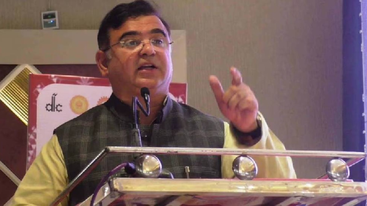 LoksattaLive's tweet card. Dhule Election Polls Intensify As Focus Turns To Jaykumar Rawal Strategy For Bjp Success Sud 02 - धुळे जिल्ह्यातील तीन नगरपरिषद आणि एक नगरपंचायत अशा चार ठिकाणी निवडणुकीची रणधुमाळी चांगलीच रंगली आहे...