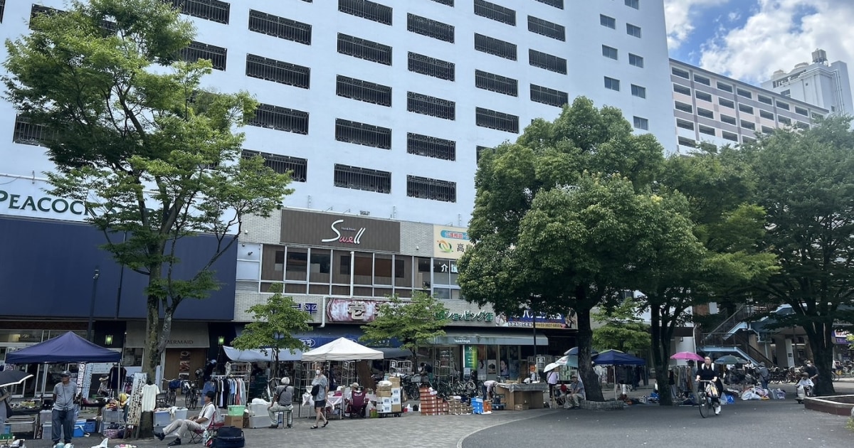 nekogal21's tweet card. 高島平団地では、都市再整備計画に対する住民の反対が高まっており、3538筆の署名が提出された。団地は1960年代に建設され、現在は高齢化が進行中で、住民は移転や家賃の負担増に懸念を示す。また、再開発により地域のコミュニティが脅かされるとの不安も浮かび上がっている。行政とUR都市機構の再生計画は理想的だが、実際には高齢者の生活に多大な影響を及ぼす可能性がある。