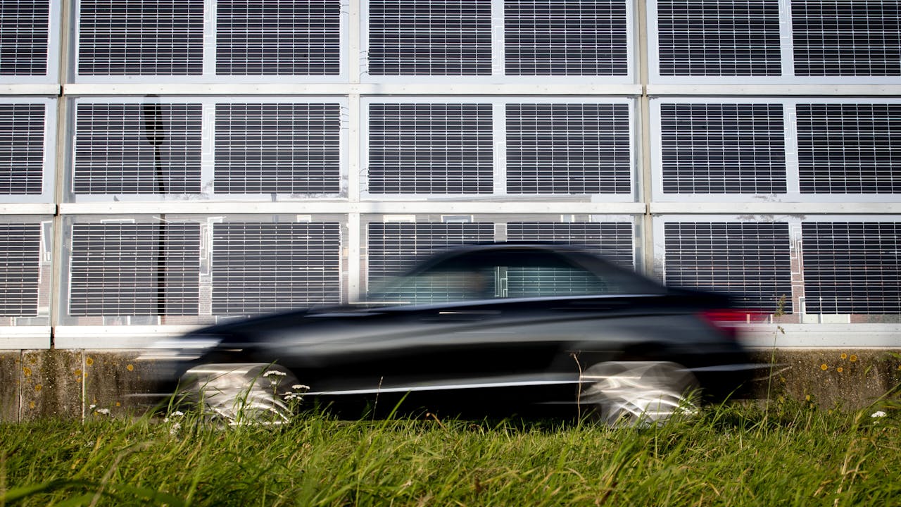 FD_Nieuws's tweet card. Nederlandse zonneparken die zijn neergelegd met overheidsgeld, blijken gebouwd met panelen van Chinese bedrijven die worden beschuldigd van dwangarbeid door Oeigoeren.