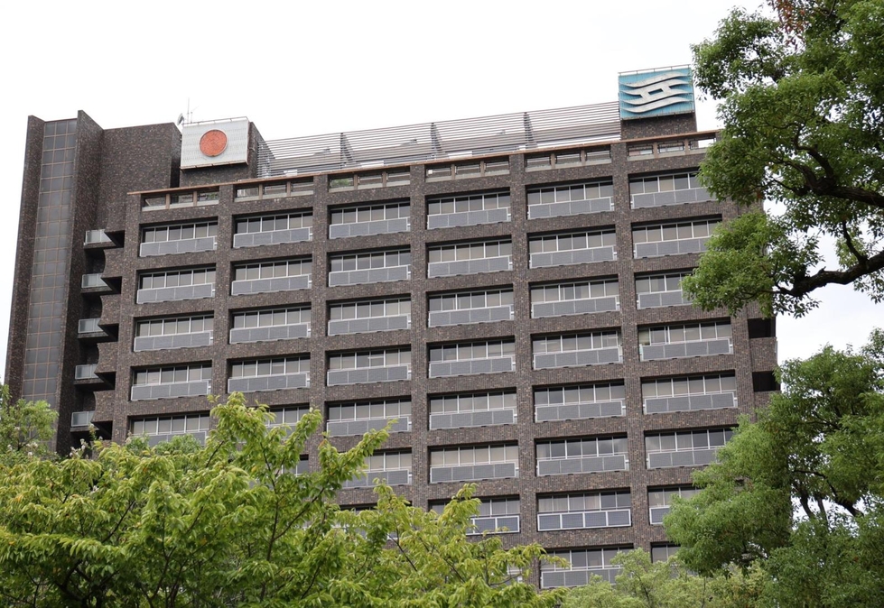 kobeshinbun's tweet card. 　兵庫県知事選や告発文書問題に関連し、誹謗中傷や真偽不明の情報が交流サイト（ＳＮＳ）上で広がっていることについて、県警の村井紀之本部長は２７日、県議会定例会で「虚偽情報や誹謗中傷が横行し、県政を巡る分断を助長している」との認識を示し、「刑事的に立件すべきものを立件することも必要」と厳正に対応する姿勢を見せた。